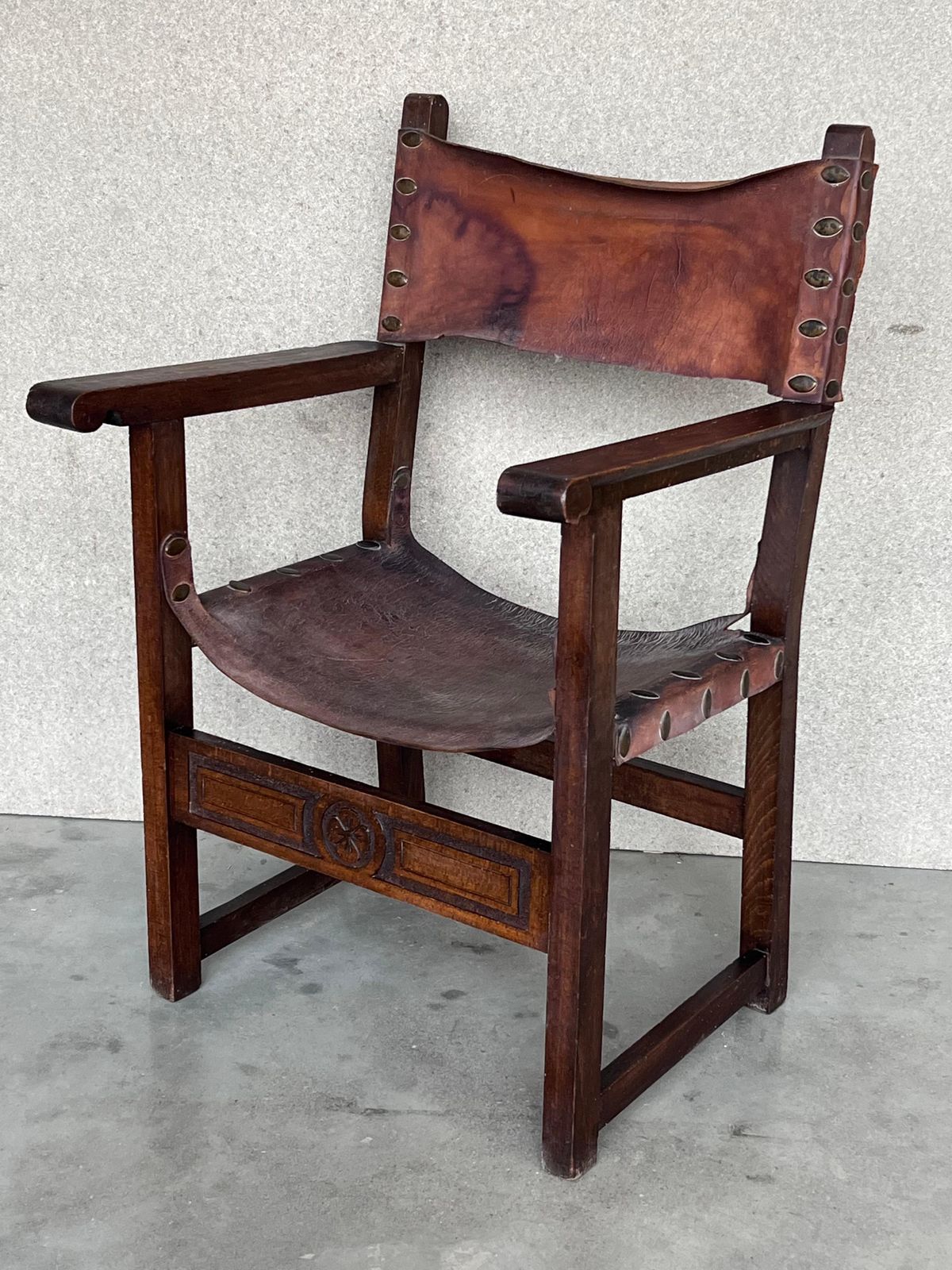 Paire de fauteuils de style colonial espagnol sculptés, revêtement en cuir, XIXe siècle photo Mobilier