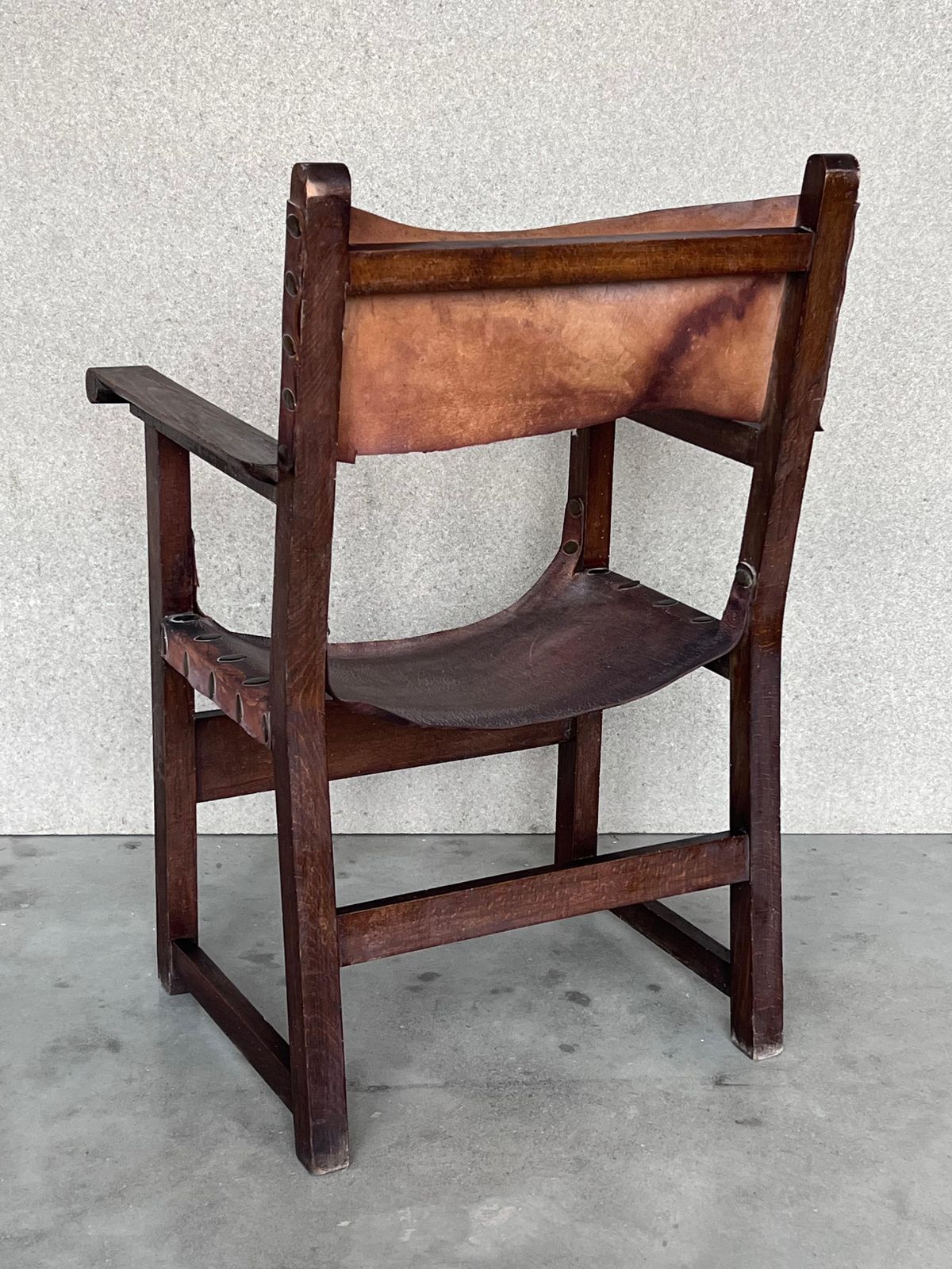 Paire de fauteuils de style colonial espagnol sculptés, revêtement en cuir, XIXe siècle photo vinterior