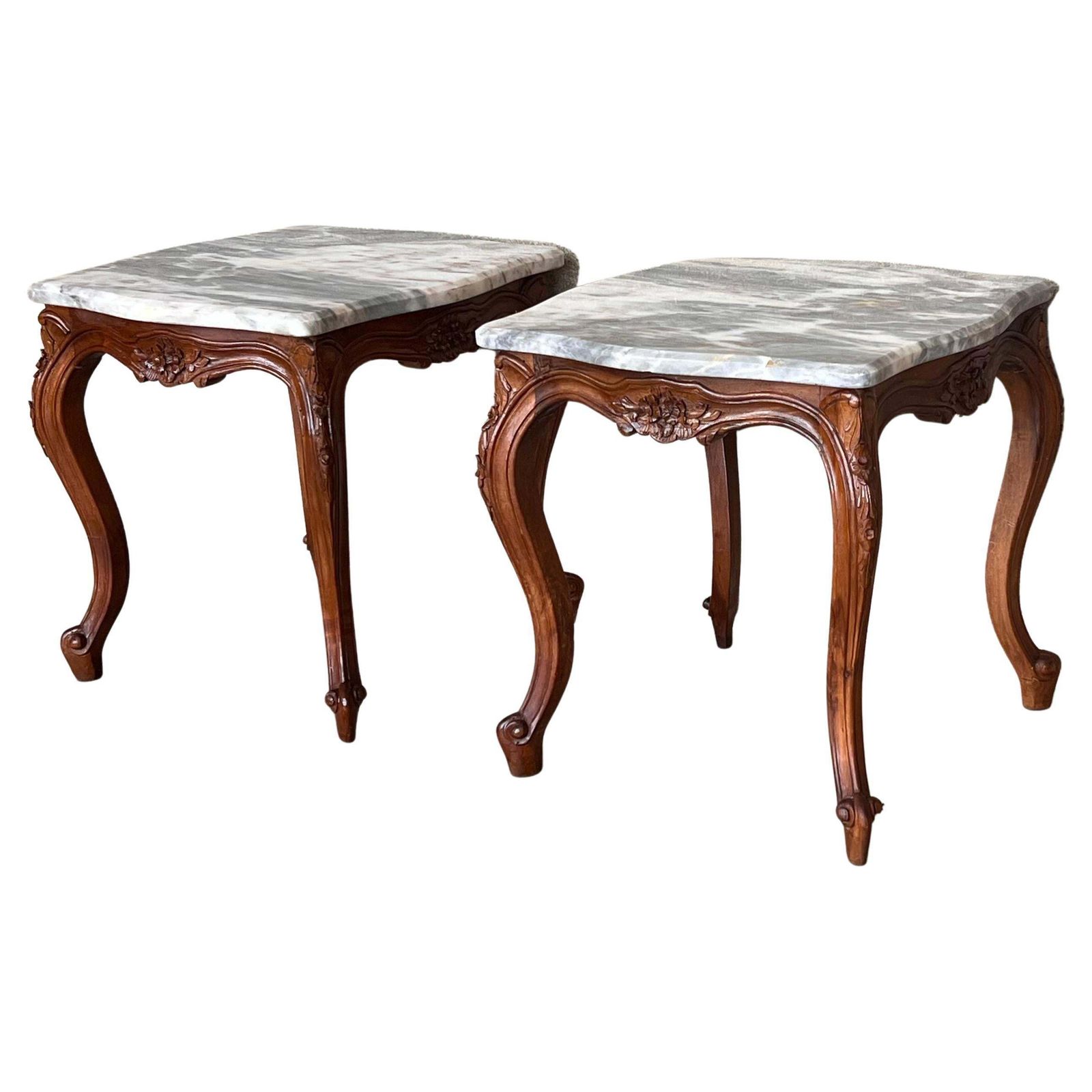 Ensemble de deux tables basses de style Louis XV, plateau en marbre