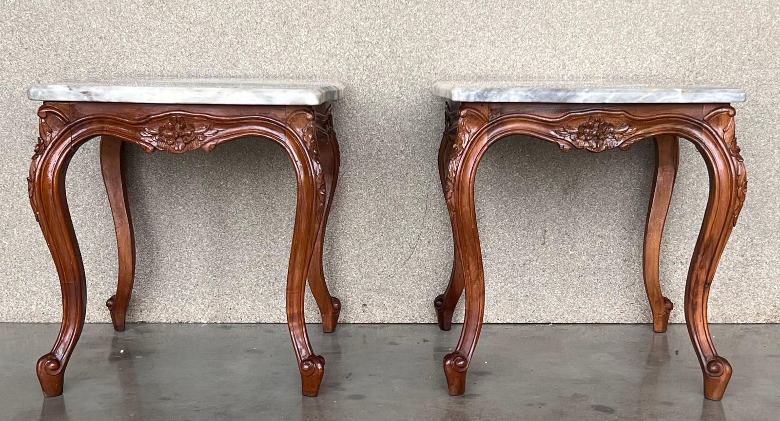 Ensemble de deux tables basses de style Louis XV, plateau en marbre photo furniture