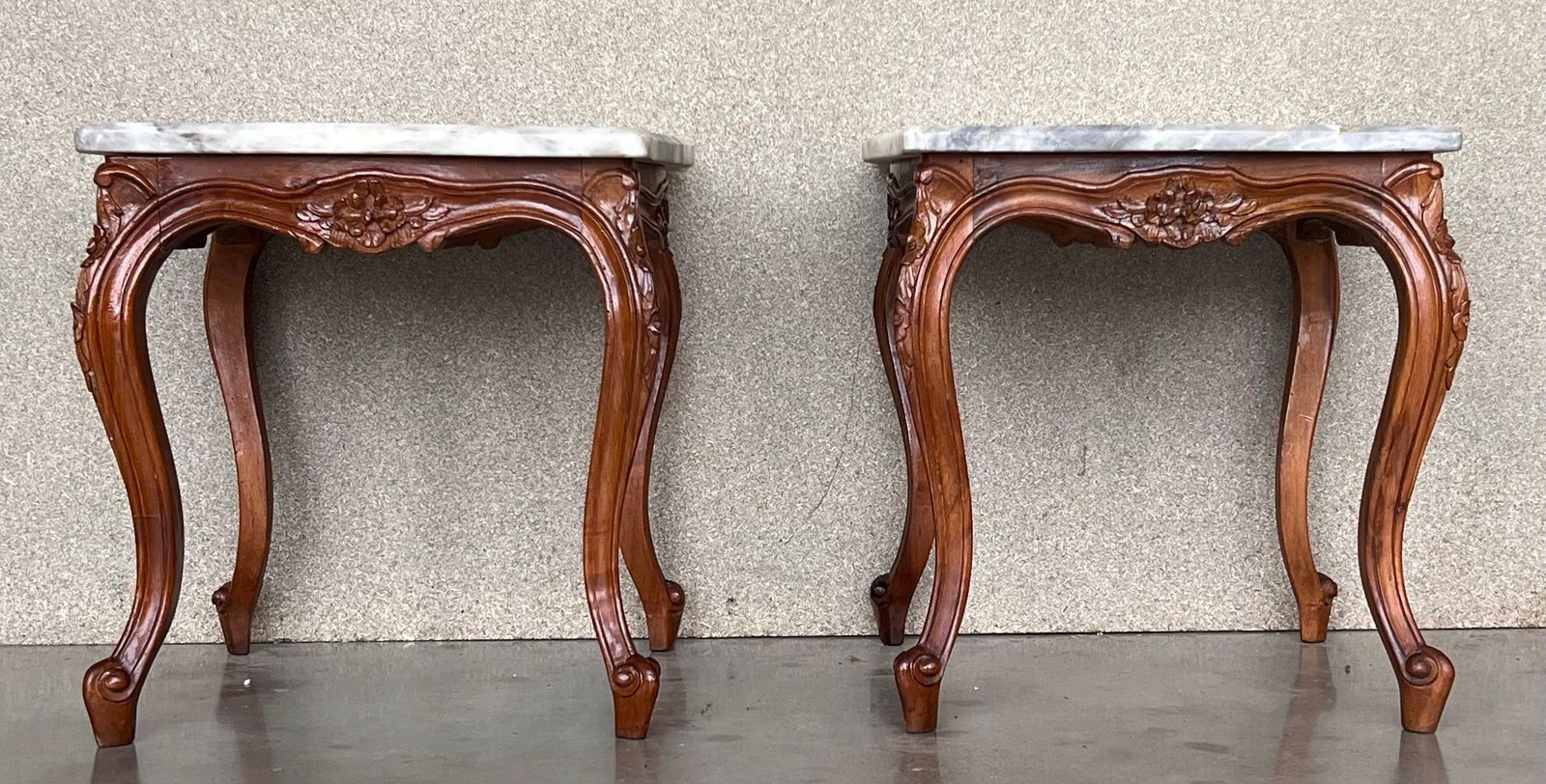 Ensemble de deux tables basses de style Louis XV, plateau en marbre photo for sale