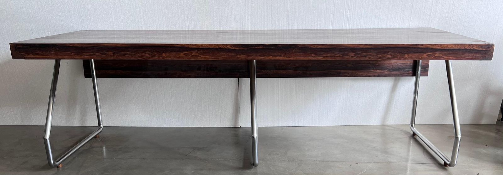 Grand bureau de direction en bois verni, dans le style de Florence Knoll photo for sale