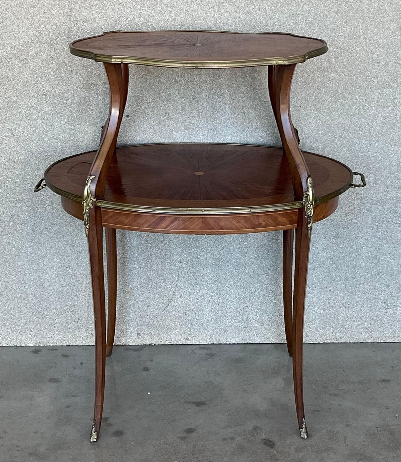 Table basse ou d'appoint française en acajou et laiton à deux plateaux photo for sale