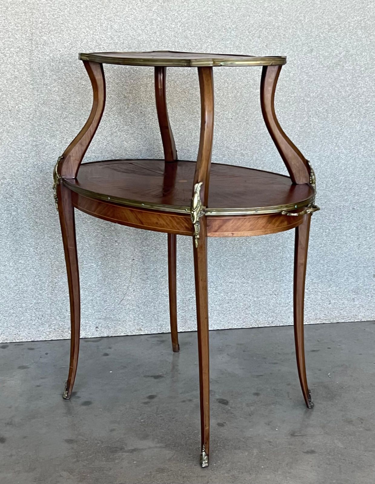 Table basse ou d'appoint française en acajou et laiton à deux plateaux photo Mobilier