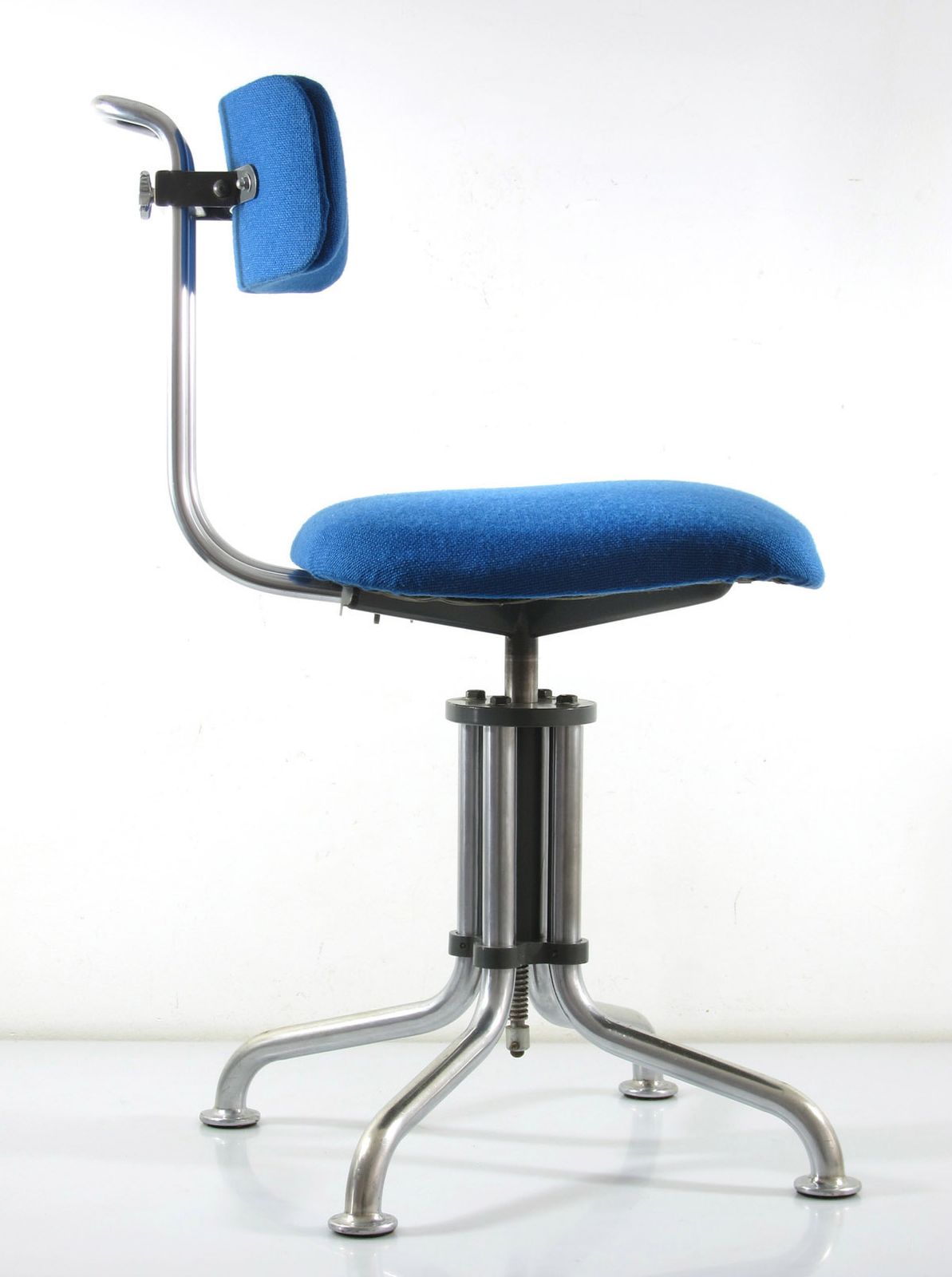 Blauwe Beklede Gispen Bureaustoel Uit De Jaren 1930 – Bauhaus
