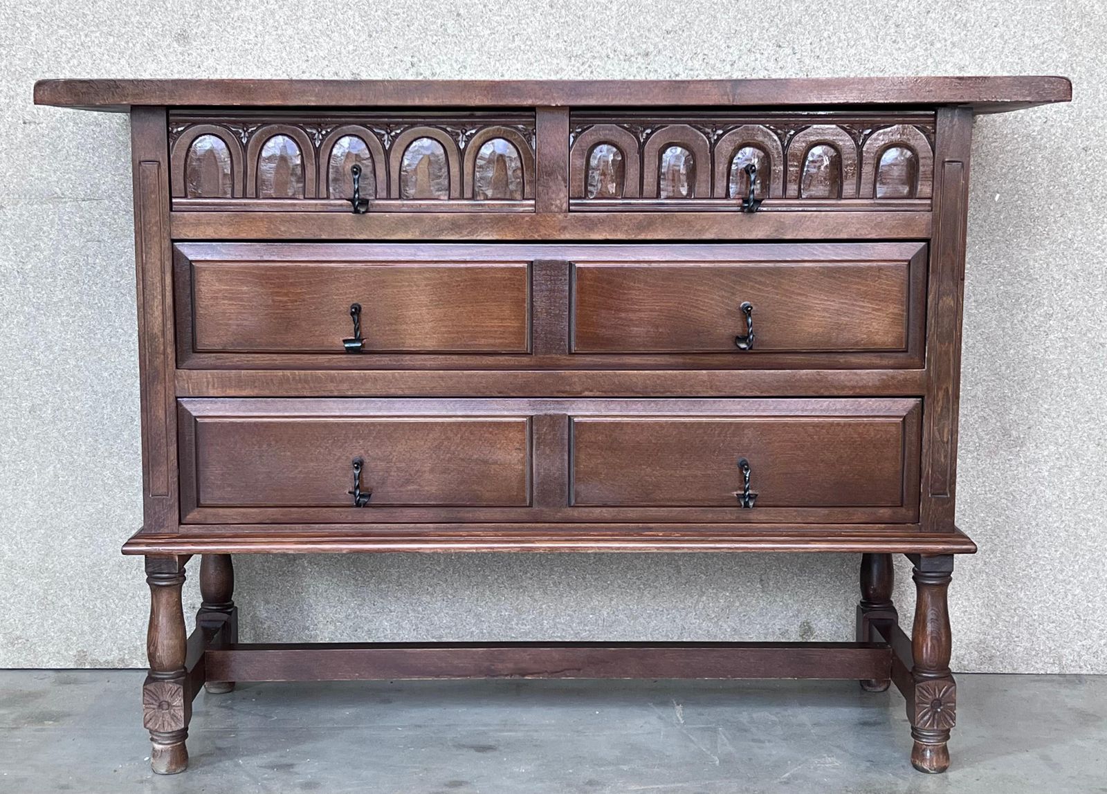 Console canapé d'époque catalane espagnole en pin, trois tiroirs, XXe siècle photo for sale