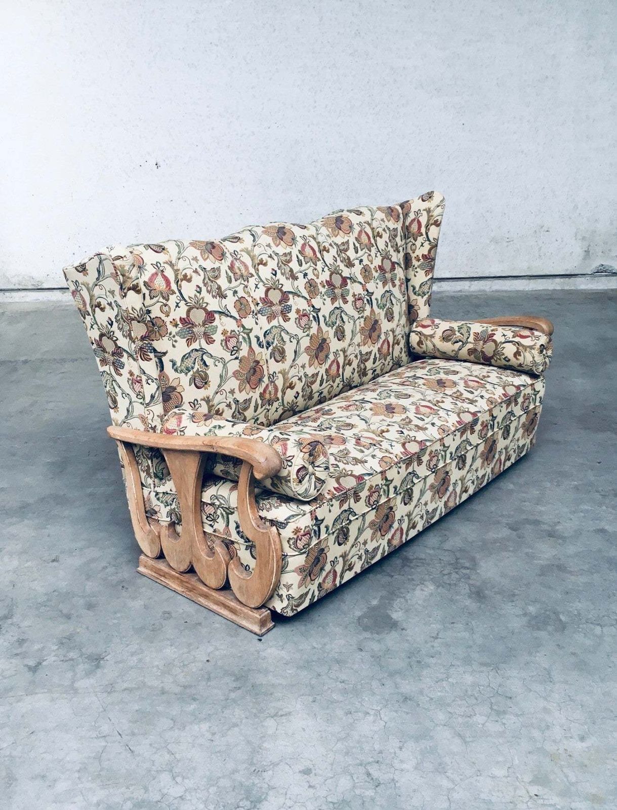 Driezitsbank Met Hoge Vleugelleuning, Ontwerp Begin 20e Eeuw photo vintage