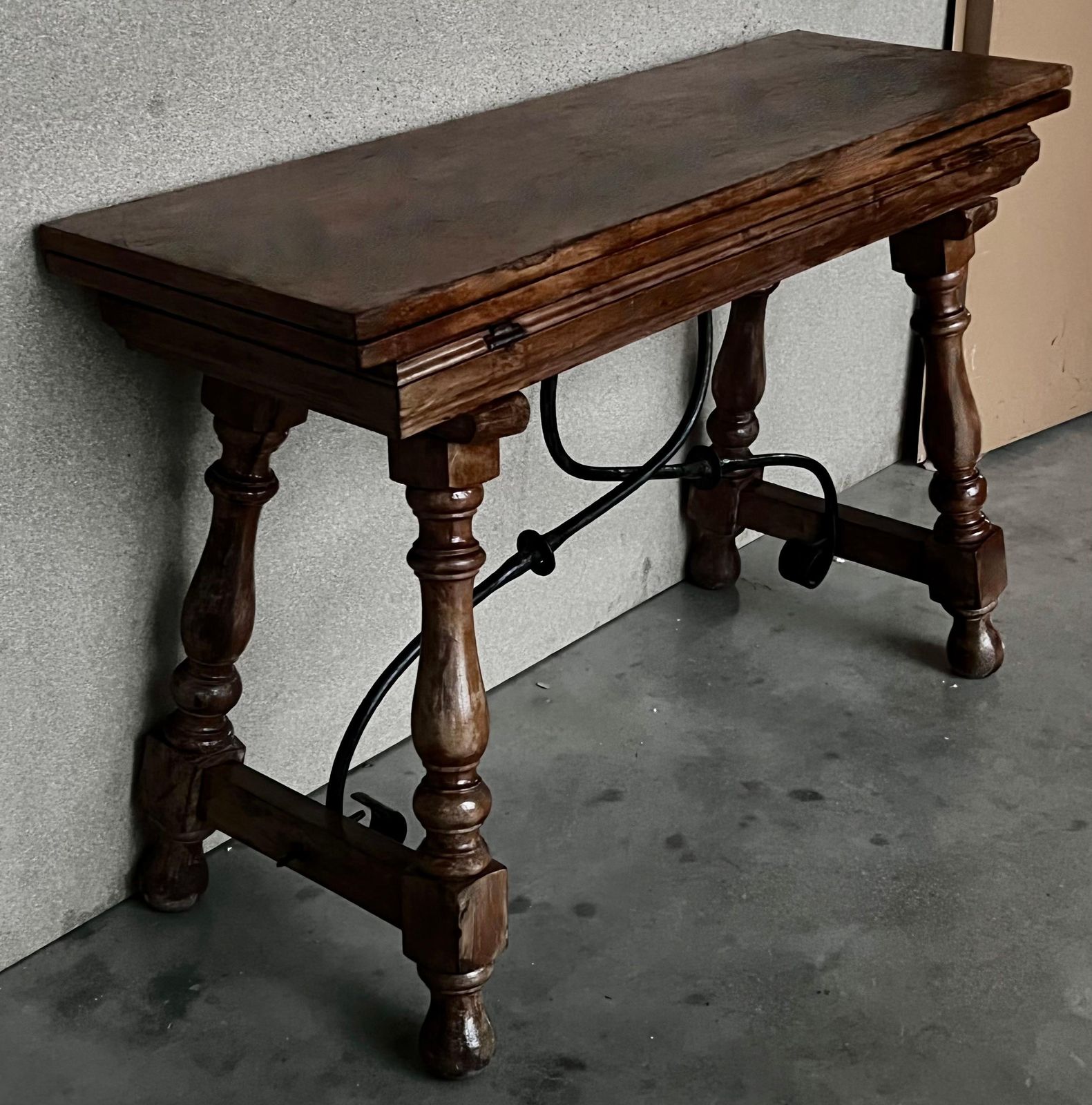 Table console espagnole à abattants, XXe siècle, avec entretoise en fer photo buy