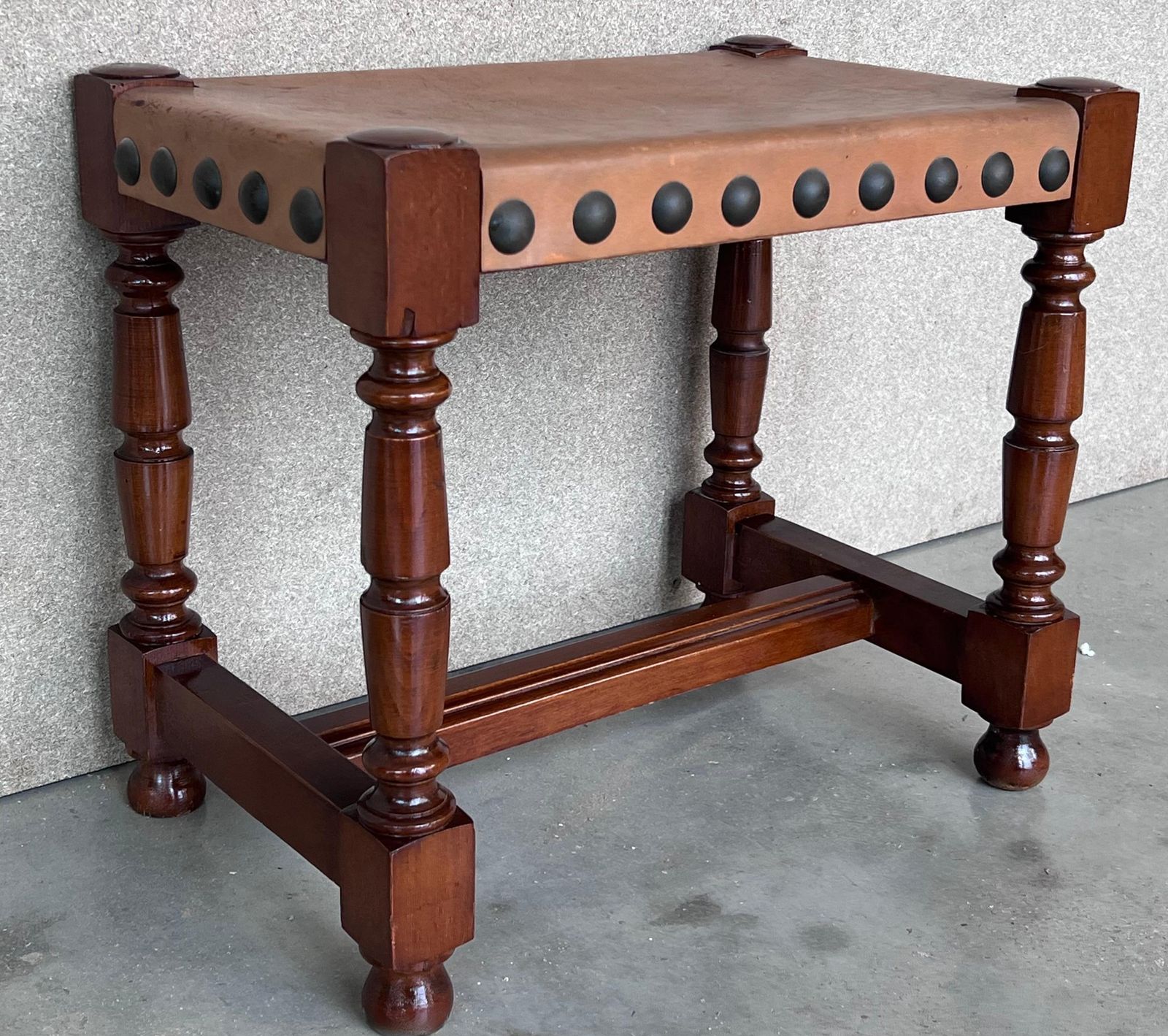 Paire de tabourets en noyer, assise en cuir et clous photo Mobilier