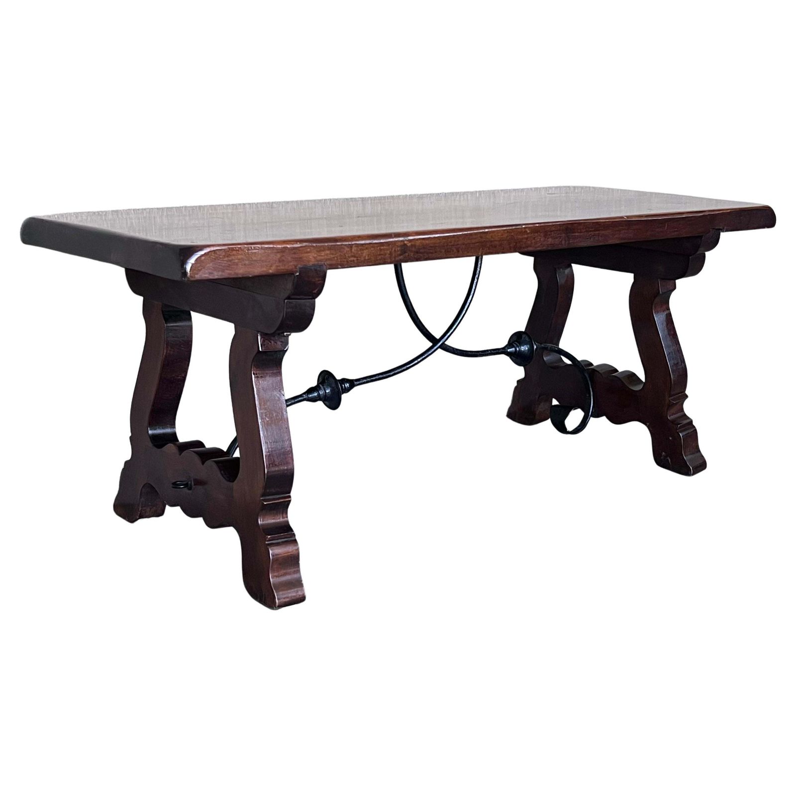 Table espagnole sculptée du XXe siècle avec traverses en fer