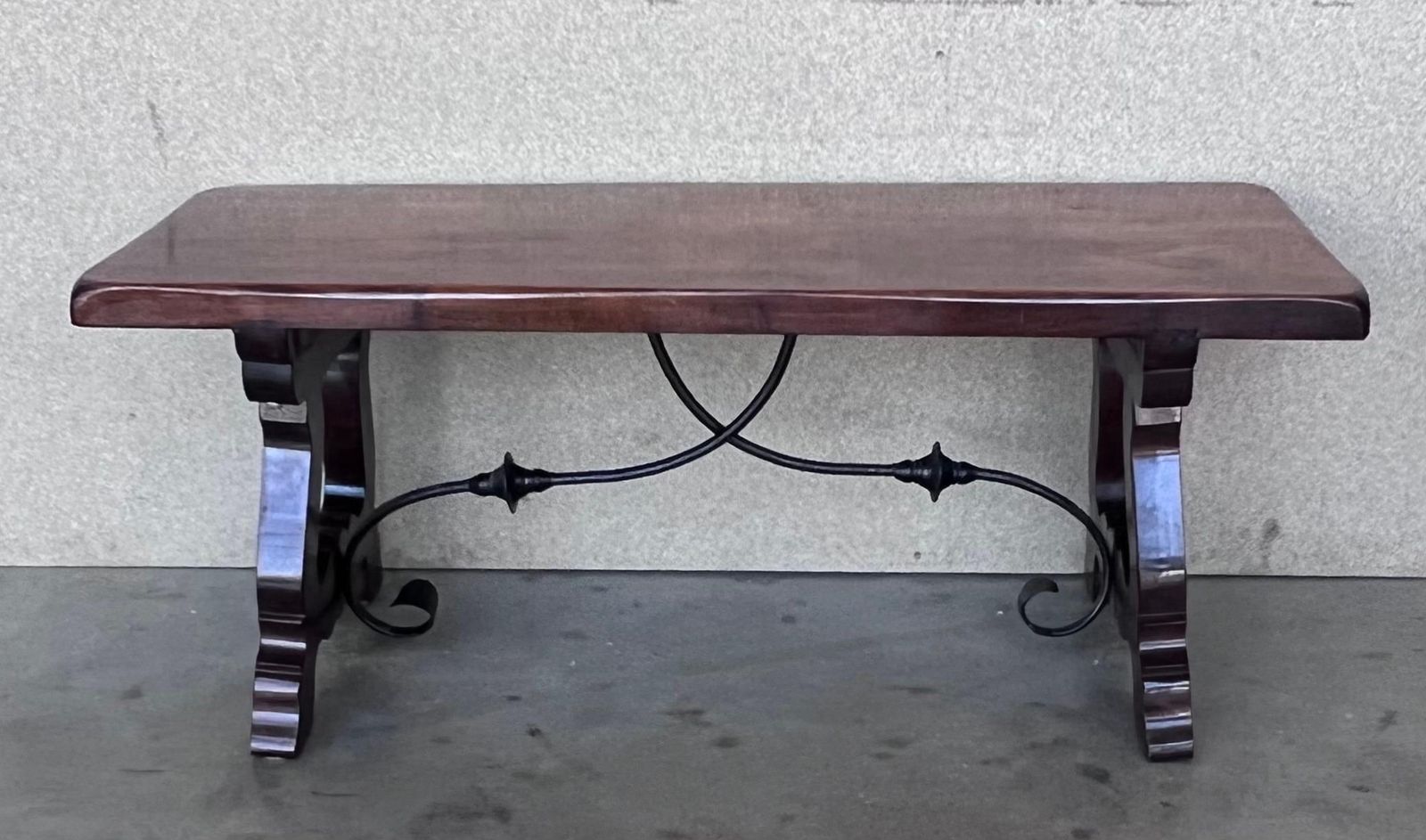 Table espagnole sculptée du XXe siècle avec traverses en fer photo for sale