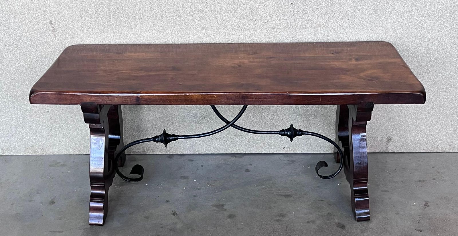 Table espagnole sculptée du XXe siècle avec traverses en fer photo 2230.0