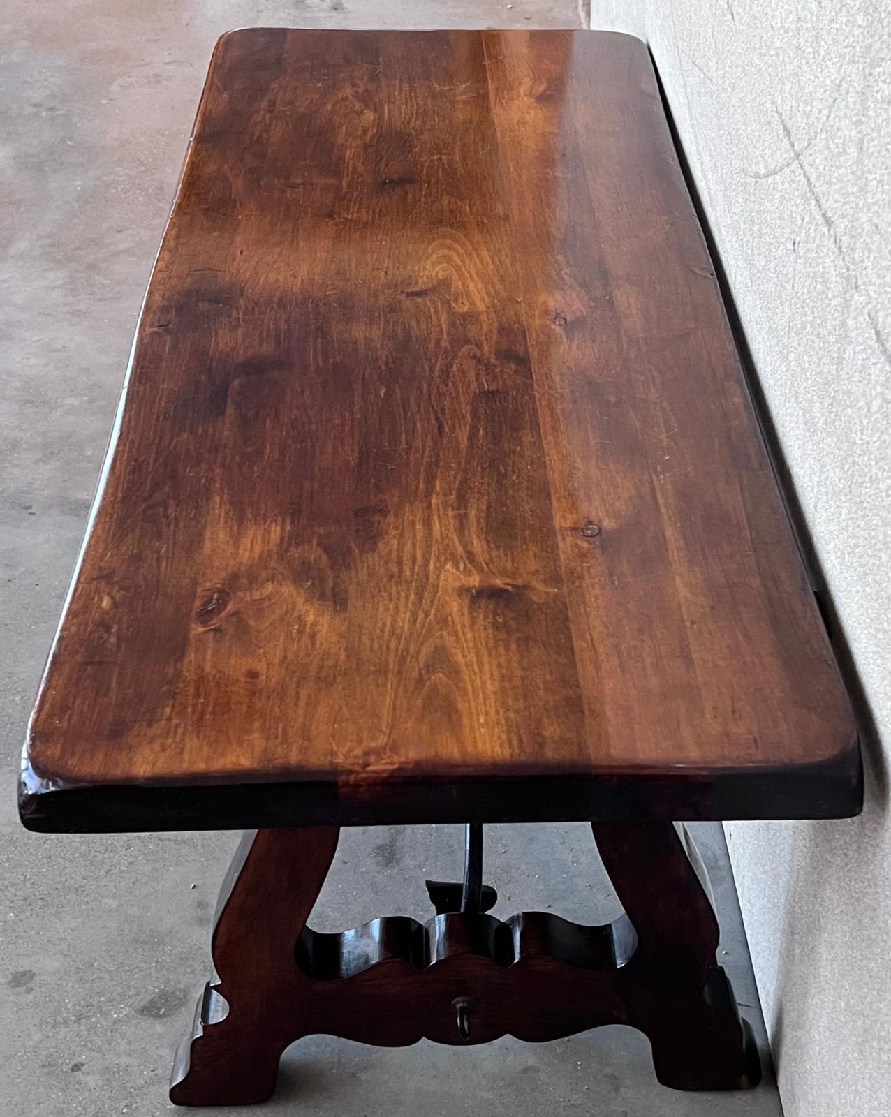 photo furniture Table espagnole sculptée du XXe siècle avec traverses en fer