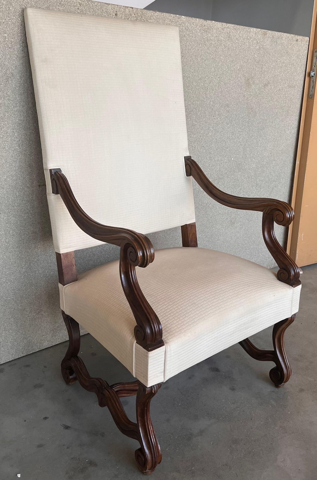 Paire de fauteuils espagnols en noyer sculpté de style Louis XVI, années 1900 photo for sale