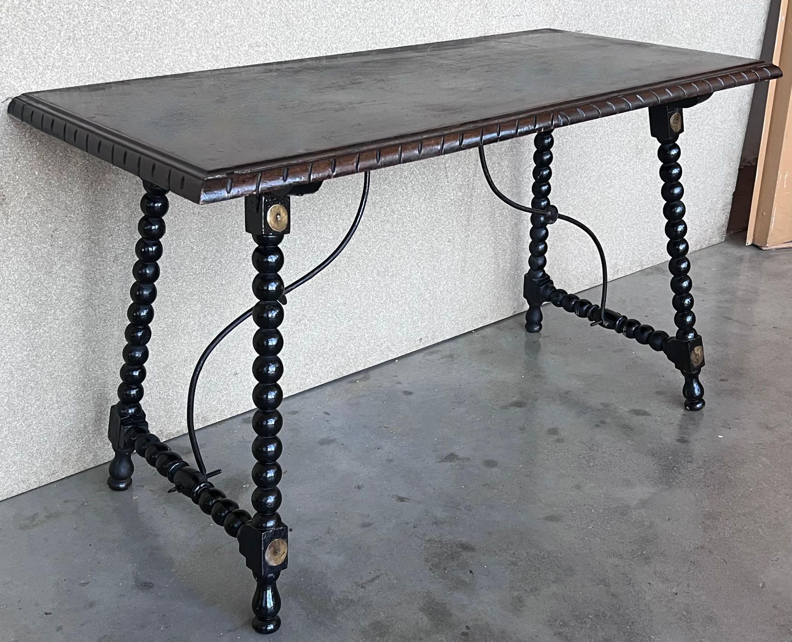 Table d'appoint espagnole en noyer du XIXe siècle, pieds tournés et entretoise en fer photo vinterior
