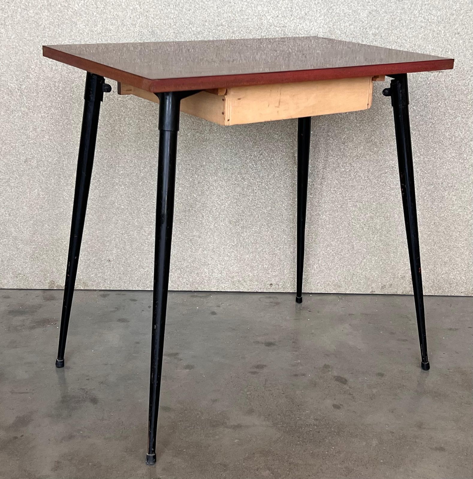 Bureau d'écolier mid-century modern, tiroir et pieds en fer photo vintage