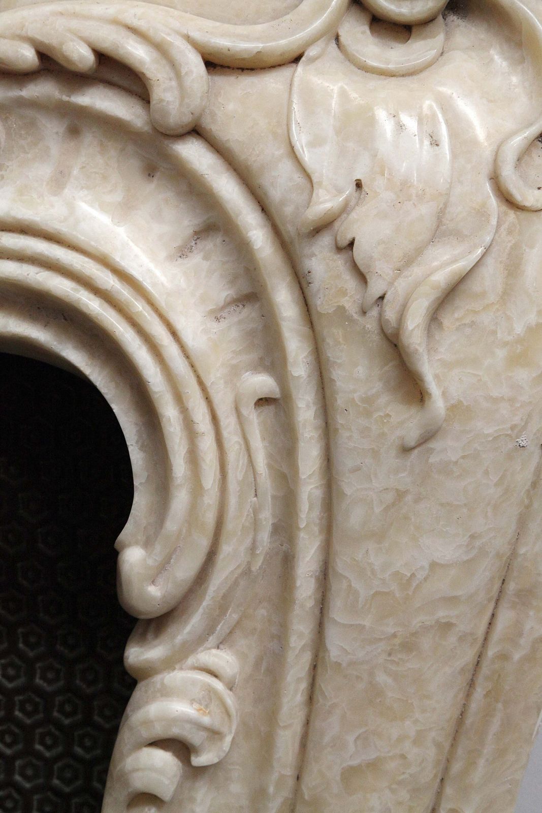 photo vintage Honey Onyx Fireplace In Baroque Style, 1940s