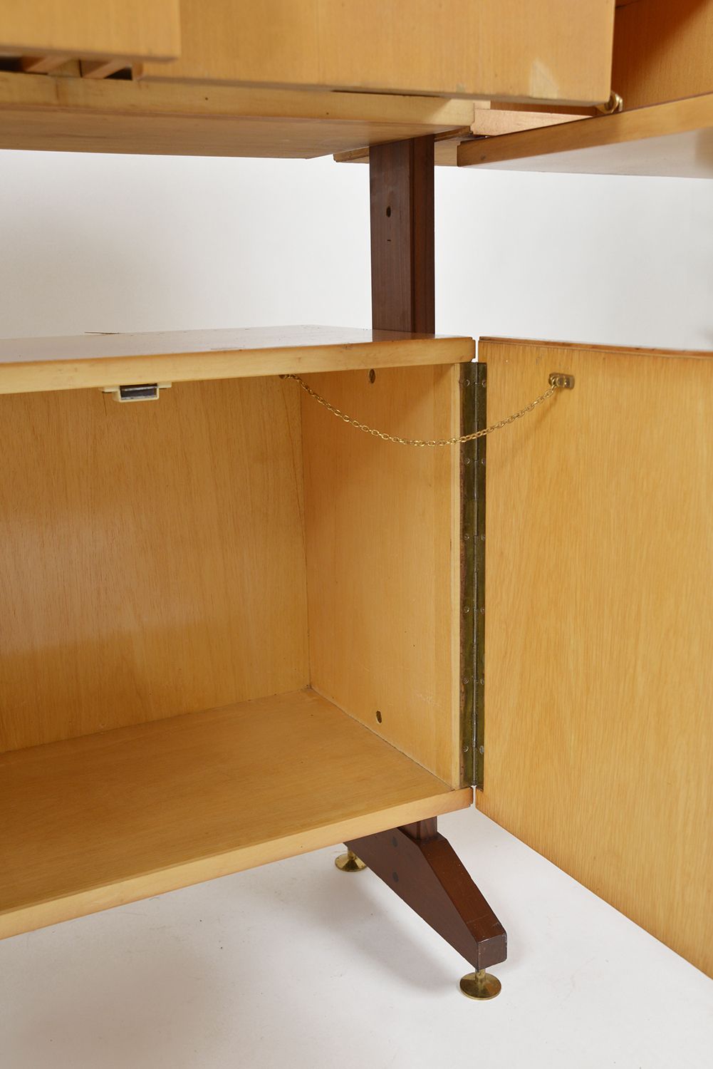 photo vinterior Large 1950s Italian Mid Century Teak Maple Freestanding Shelving System 18 Pieces