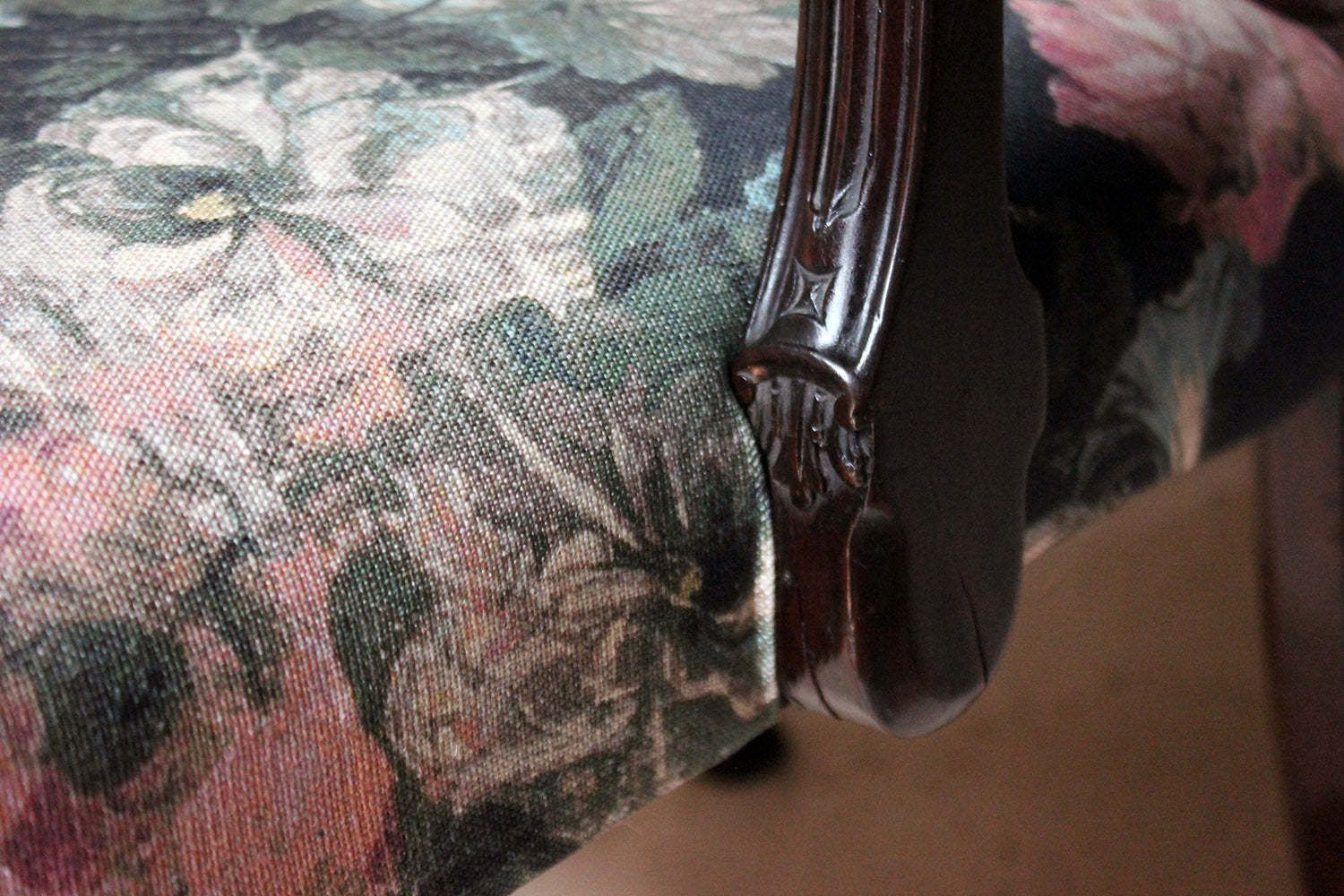 photo vintage A George III Chinese Chippendale Mahogany & Upholstered Open Armchair C.1780