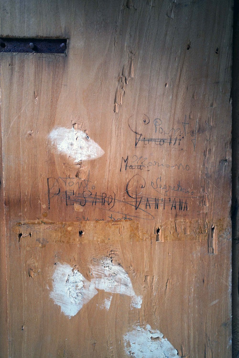 photo vintage A Large 19thc Italian Faux Marble Painted Pine Pedestal Cupboard