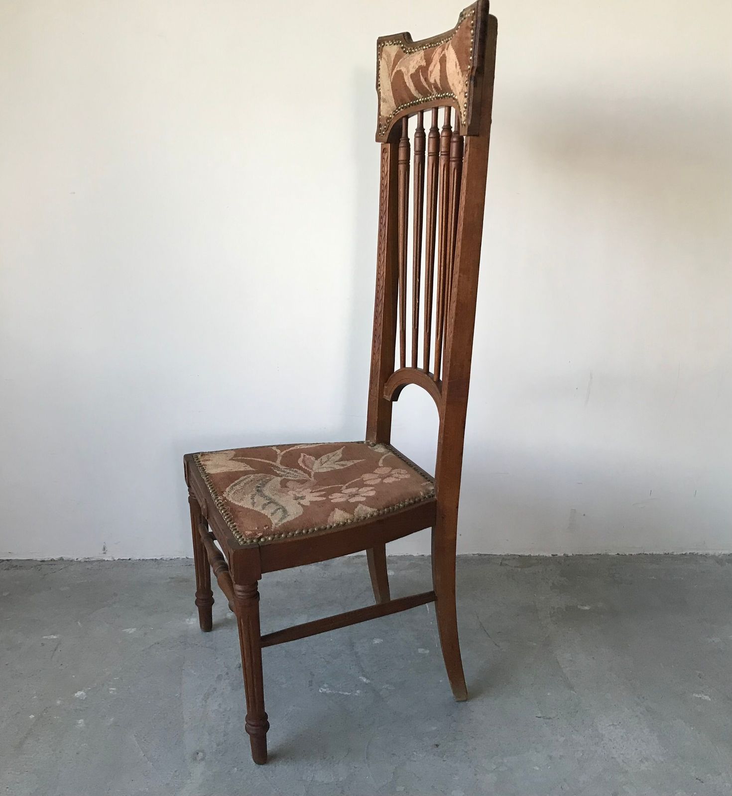 photo vintage Nursing Chair In The Spirit Of Arts And Crafts, Early 20th Century.