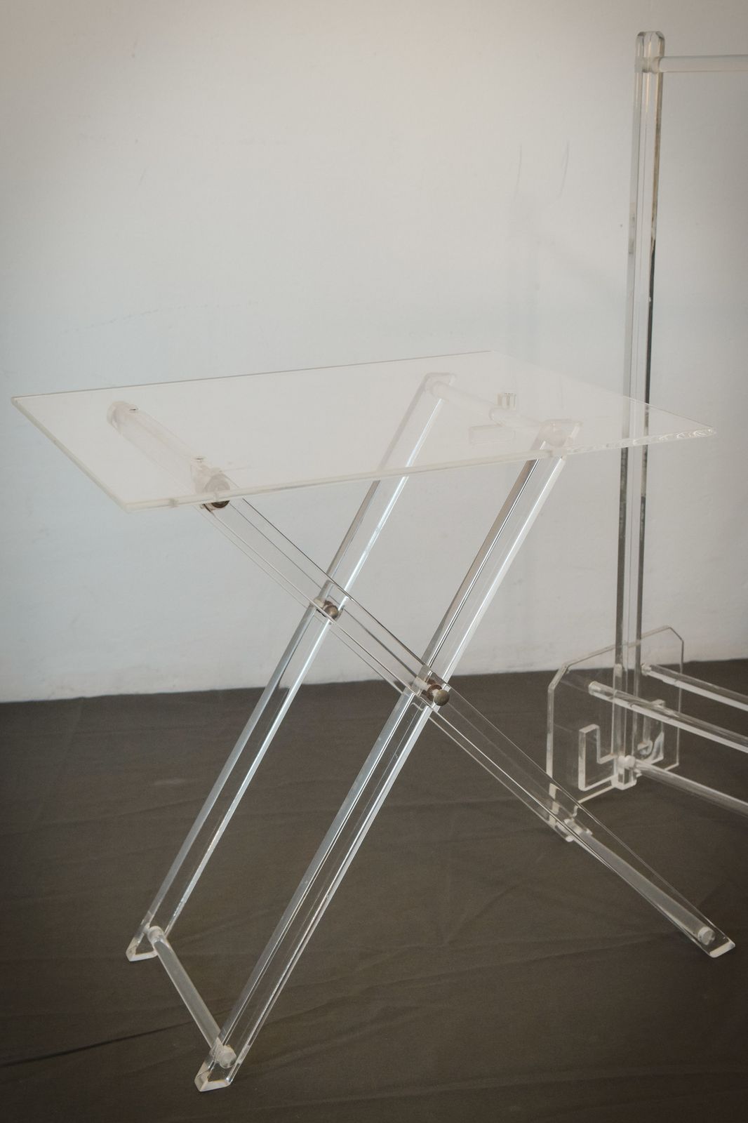 Bijzondere Opvouwbare Bijzettafels Van Perspex Met Standaard photo for sale