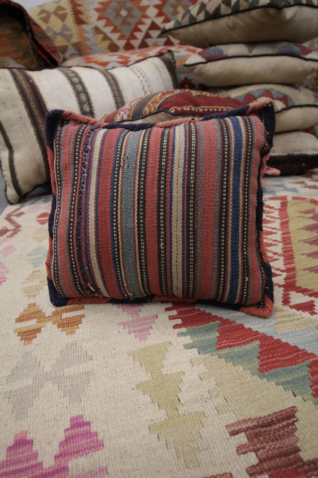 Antique Geometric Kilim Cushion Cover, Handwoven Wool Scatter Cushion photo vinterior