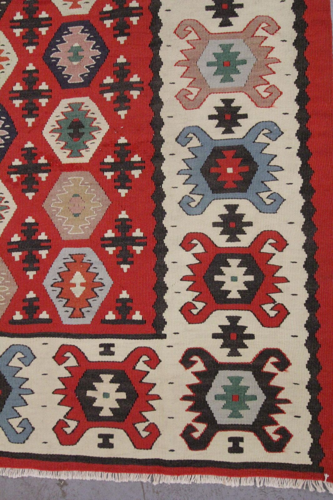 Red Wool Vintage Rug Turkish Kilim Handwoven Carpet Sarkoy Kilim Rug photo vinterior