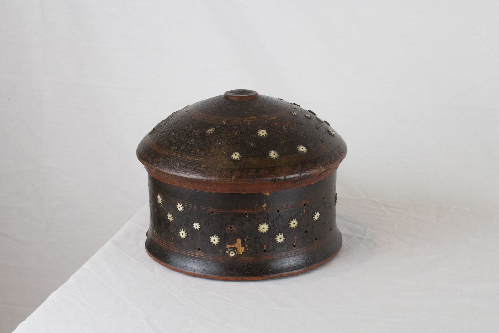 Late 18th Century Indian Turned Wooden Pot With Bone Inlay photo vintage