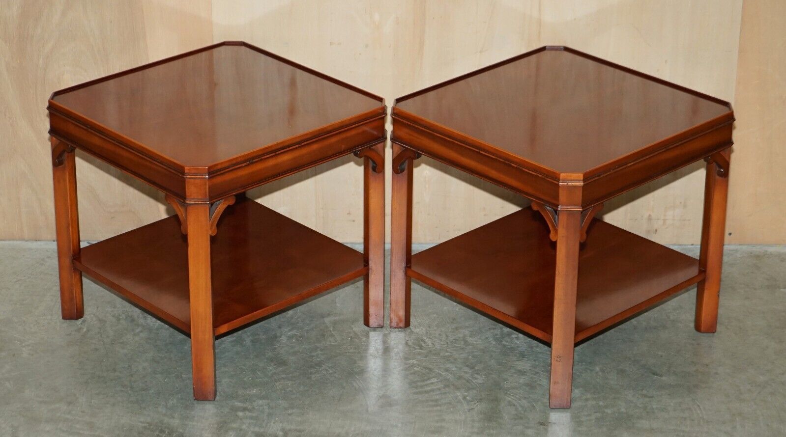 Pair Of Lovely Vintage Georgian English Style Mahogany Side End Lamp Wine Tables