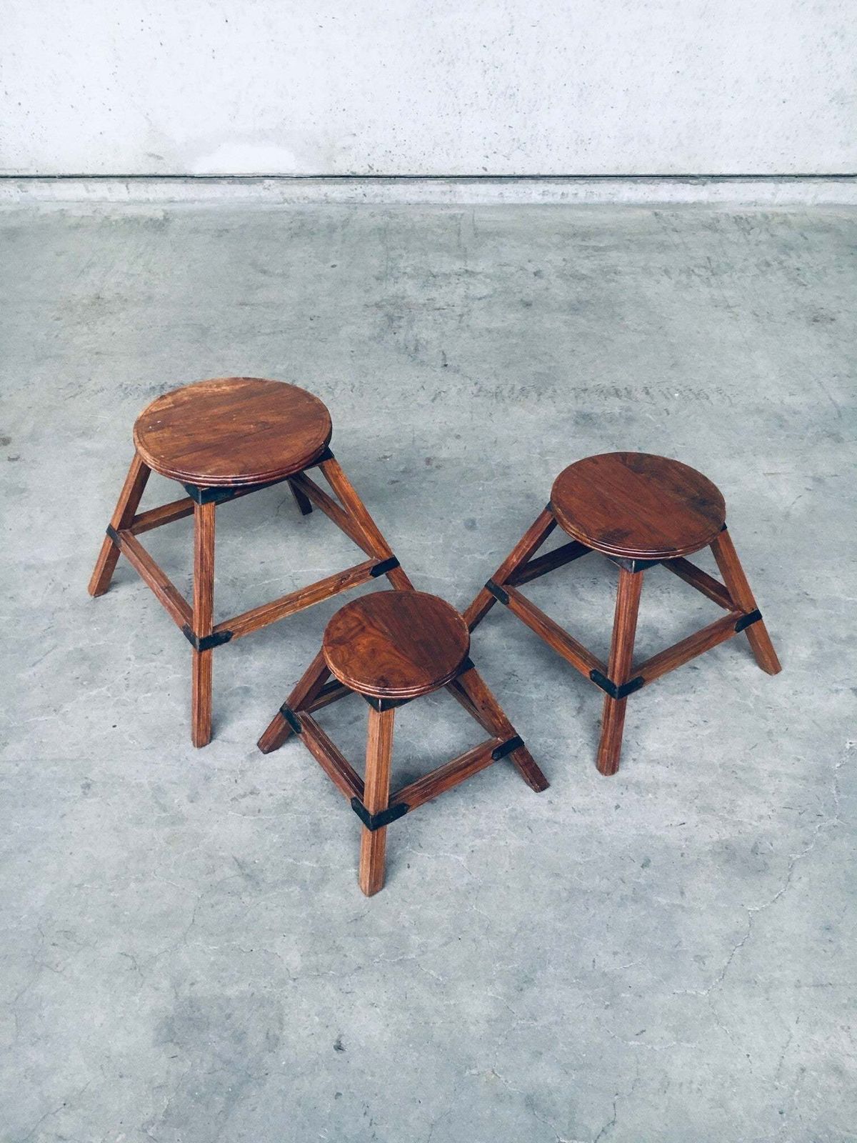photo furniture Handgemaakt Wabi Sabi Stijl Nesttafelset, Frankrijk, Ca. Jaren 1950