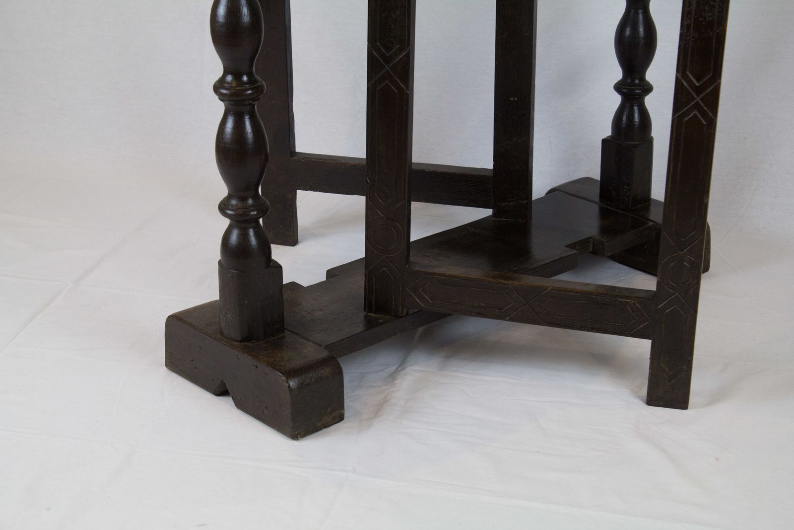 photo furniture Early 18th Century Oak Small Gate Leg Table
