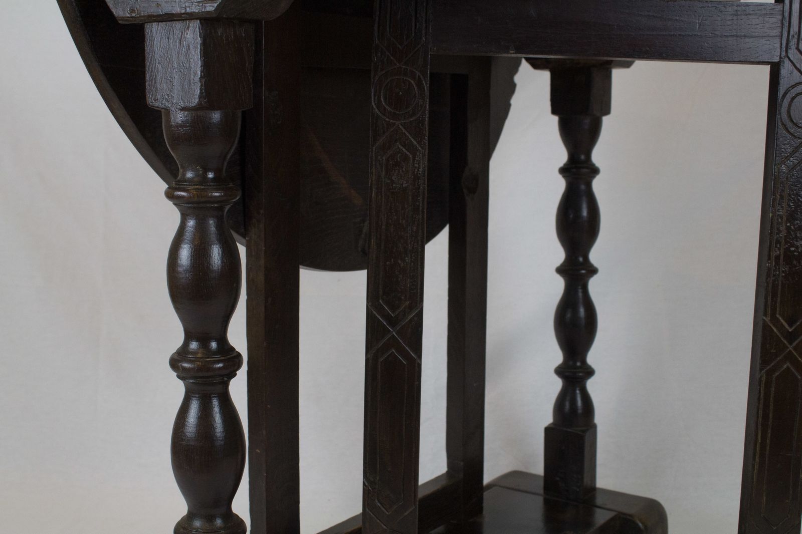 Early 18th Century Oak Small Gate Leg Table photo vinterior