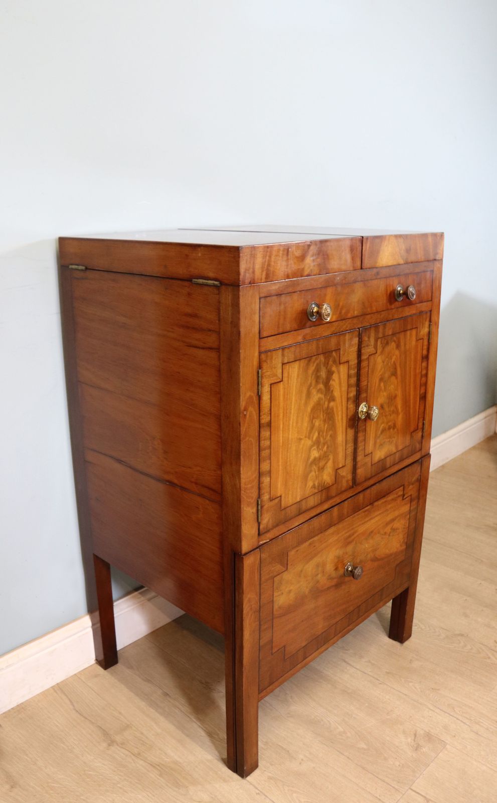 A Late Georgian Mahogany Gentleman’s Fitted Washstand photo vintage