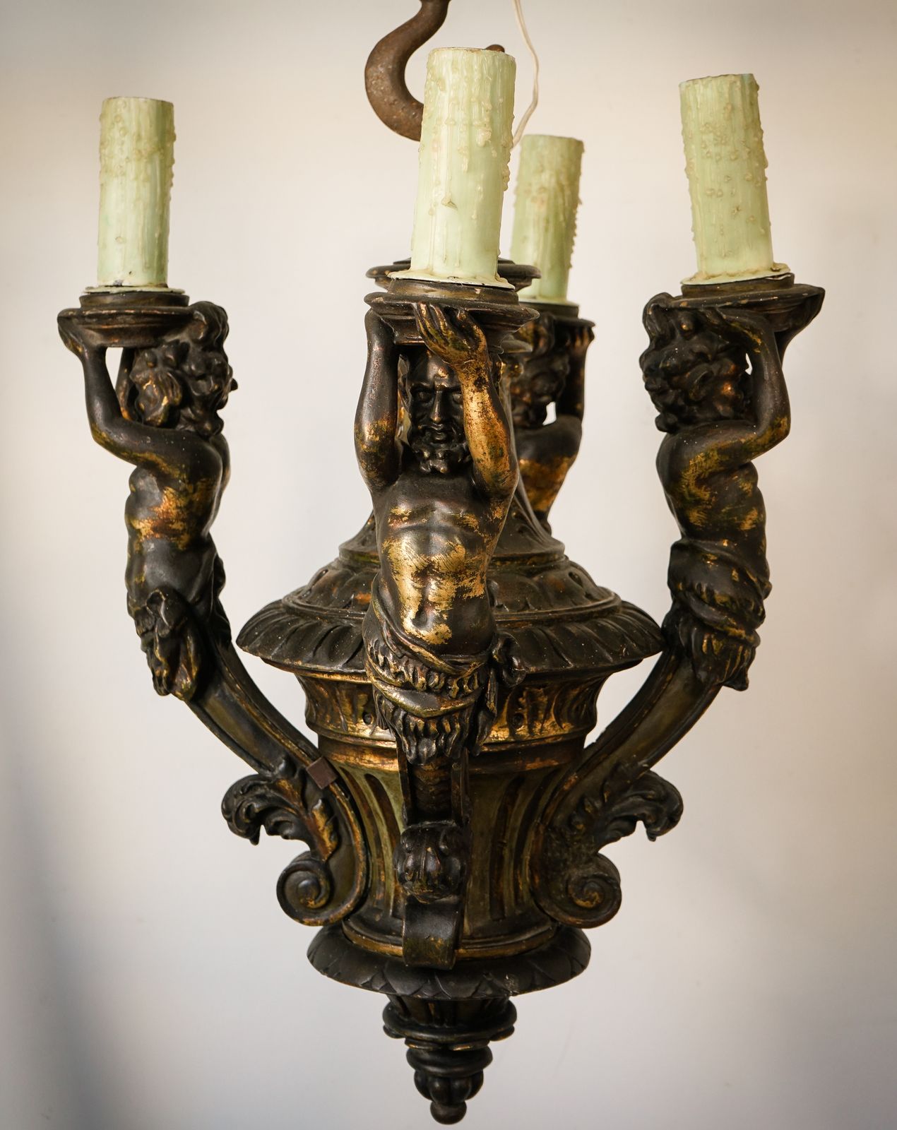 Kroonluchter Met Vier Griekse Mythologische Figuren