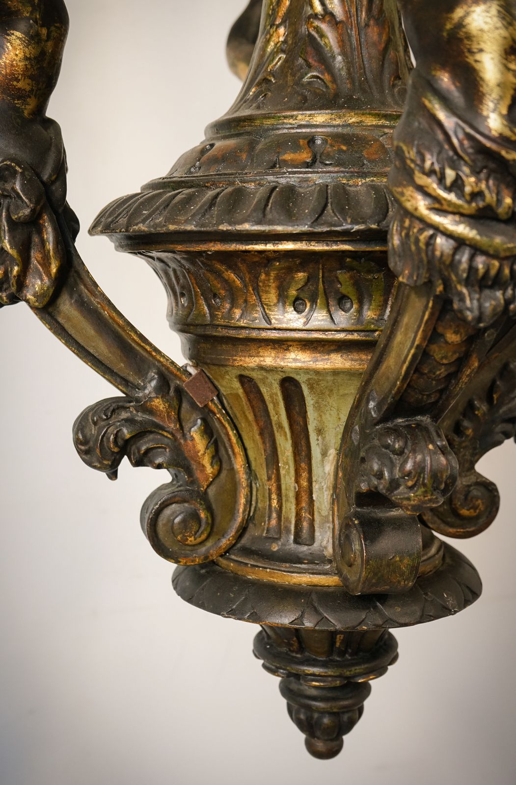 Kroonluchter Met Vier Griekse Mythologische Figuren photo for sale