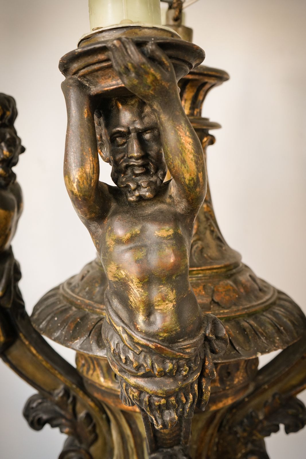 Kroonluchter Met Vier Griekse Mythologische Figuren photo vintage