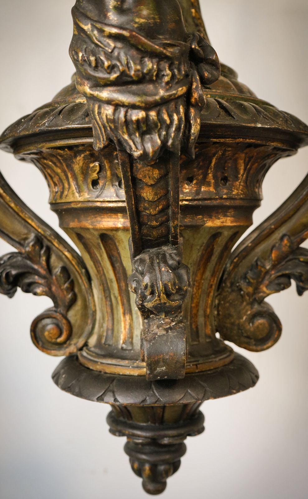 photo furniture Kroonluchter Met Vier Griekse Mythologische Figuren