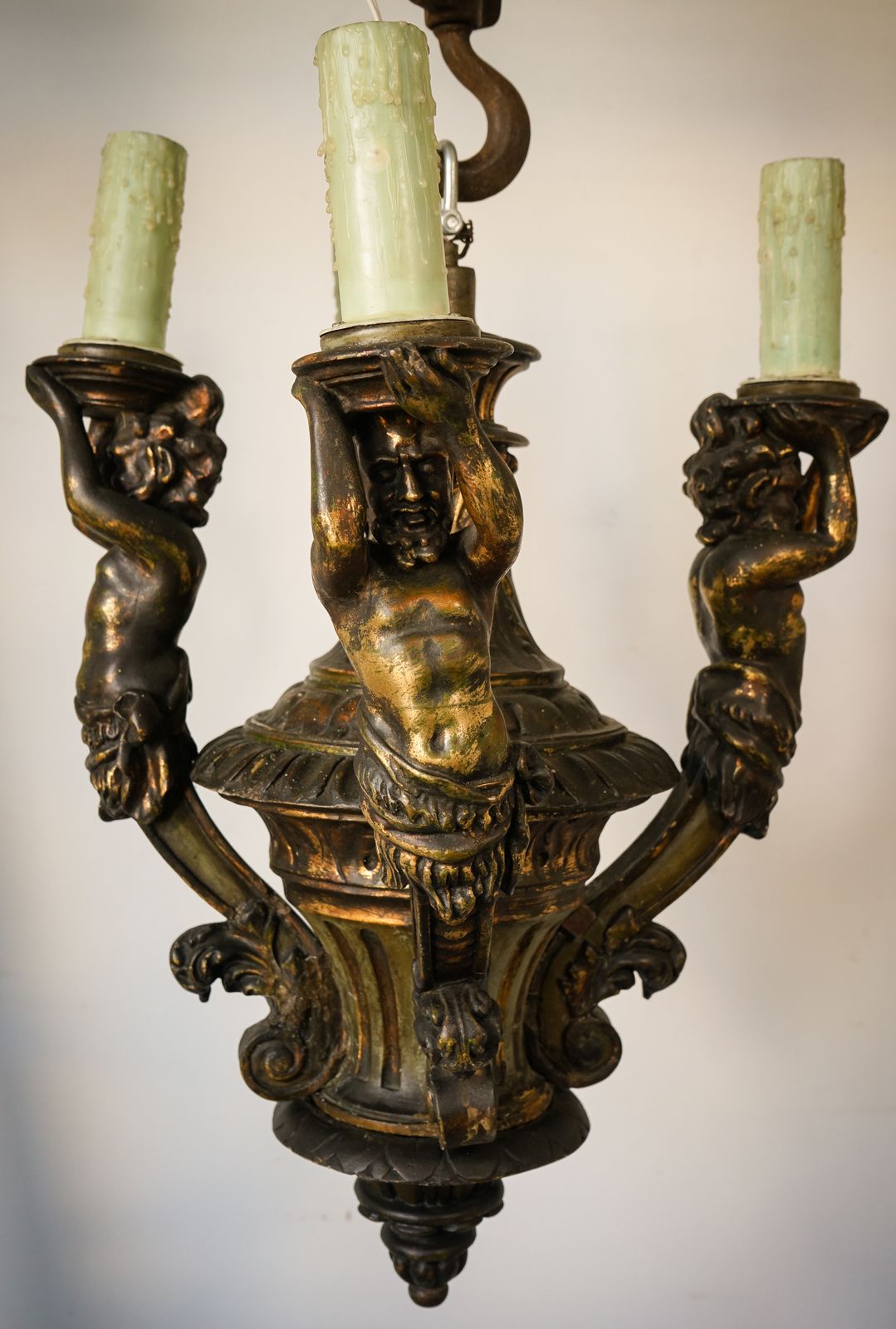 Verlichting Kroonluchter Met Vier Griekse Mythologische Figuren photo