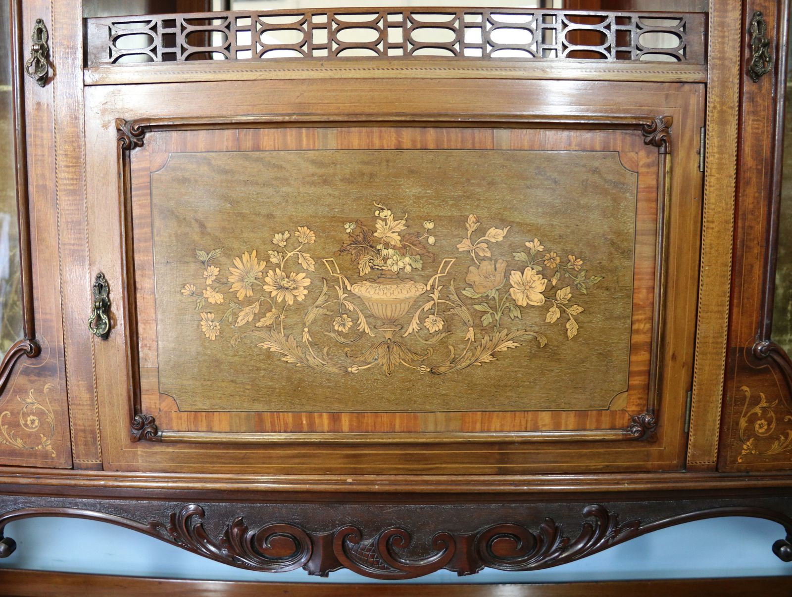 photo vinterior A Lovely Late 19th Century Inlaid Mahogany Cabinet.