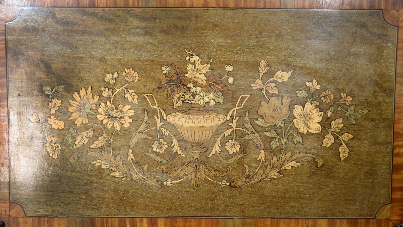photo vintage A Lovely Late 19th Century Inlaid Mahogany Cabinet.