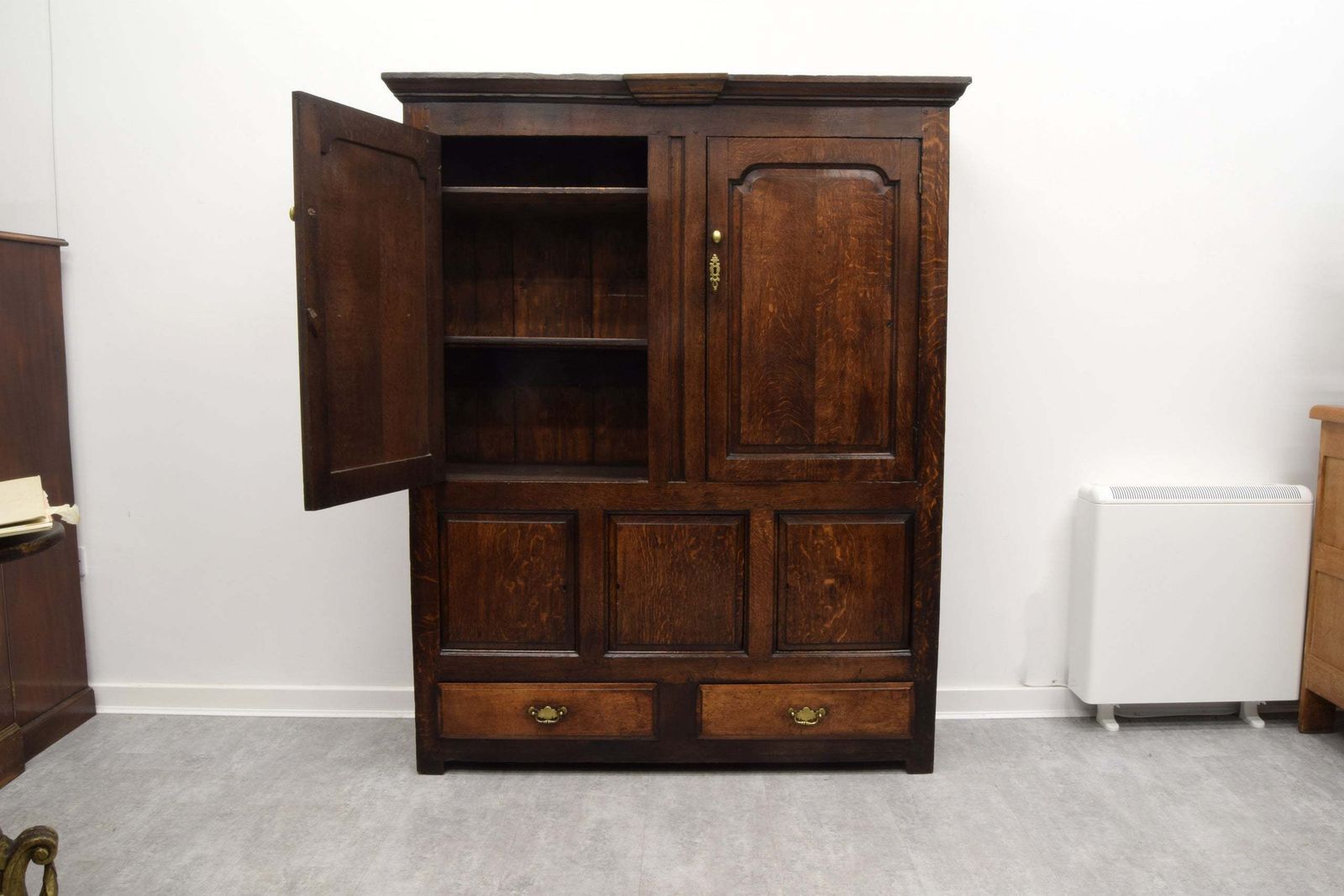 An Early 18th Century Oak Housekeepers Cupboard / Cabinet photo vinterior