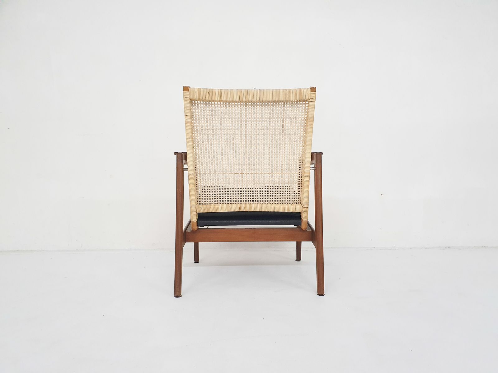 Rieten En Leren Loungestoel Met Lage Rugleuning Van P.J. Muntendam Voor Gebr. Jonkers, Nederland, Ca. Jaren 1950 photo for sale