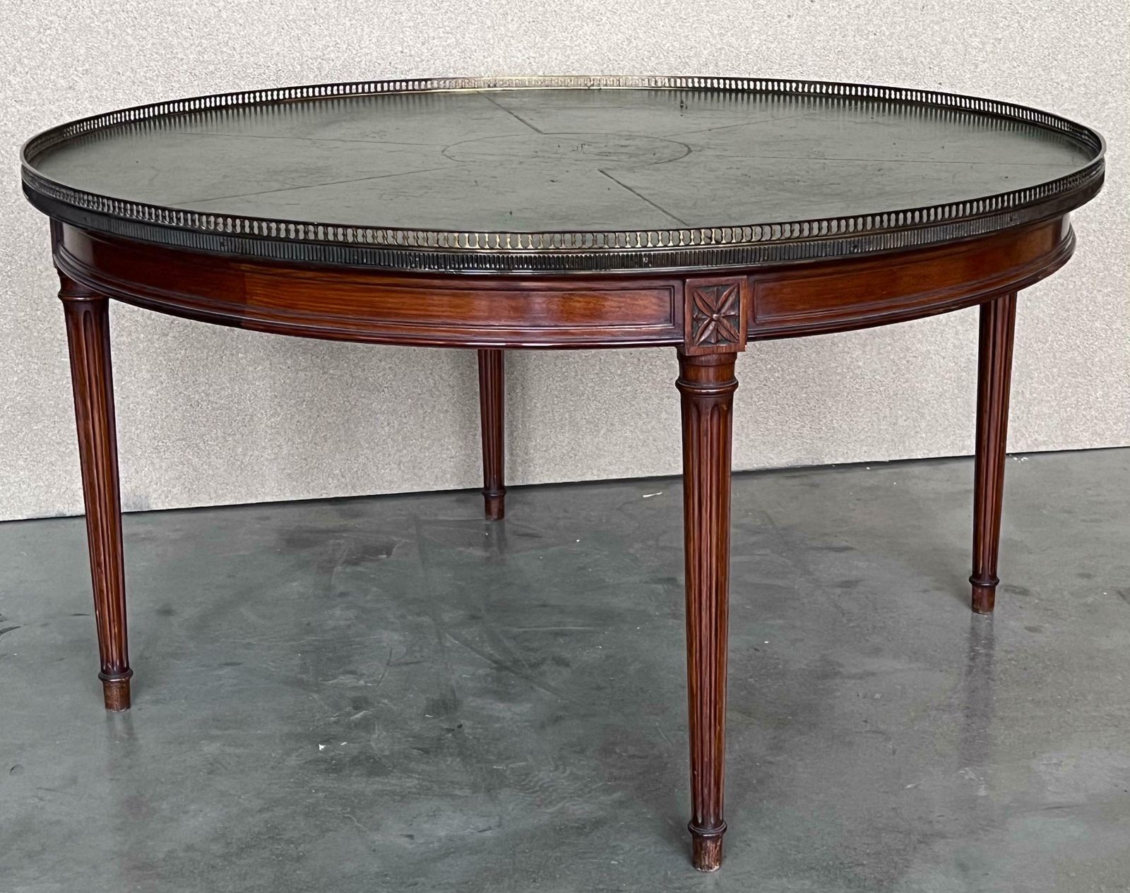 Table basse ronde de style provincial français en acajou, plateau en cuir peint au pochoir photo 2110.0