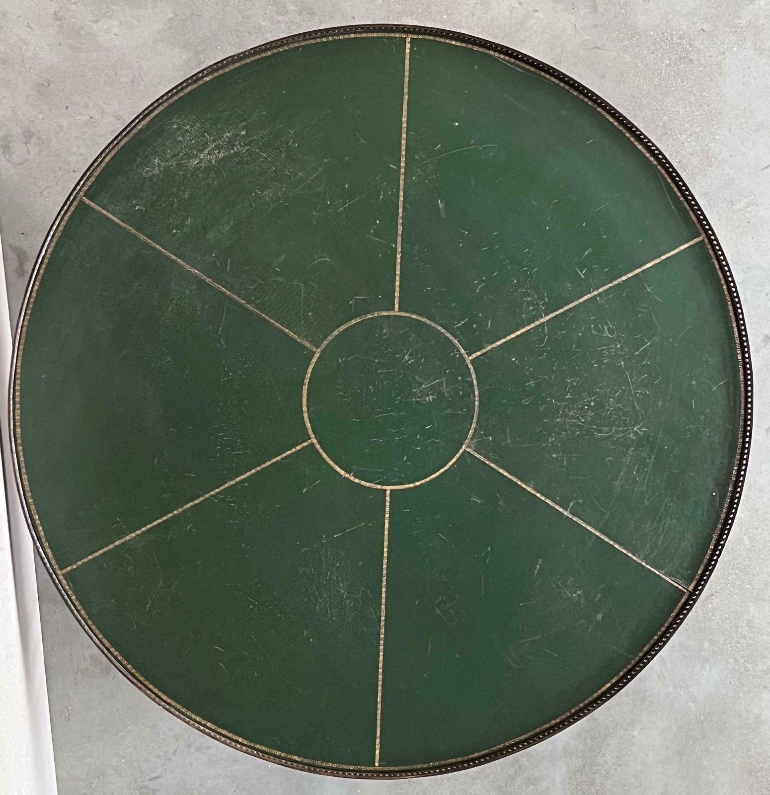 Table basse ronde de style provincial français en acajou, plateau en cuir peint au pochoir photo vinterior