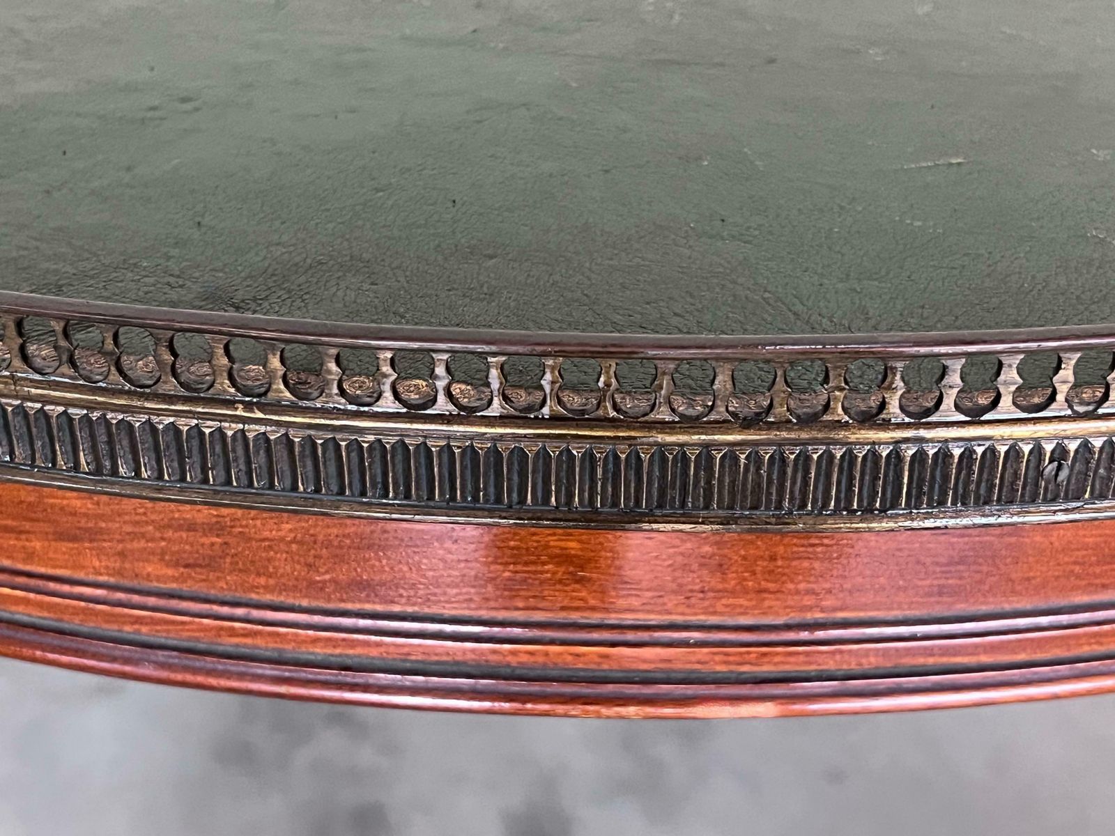 Table basse ronde de style provincial français en acajou, plateau en cuir peint au pochoir photo buy