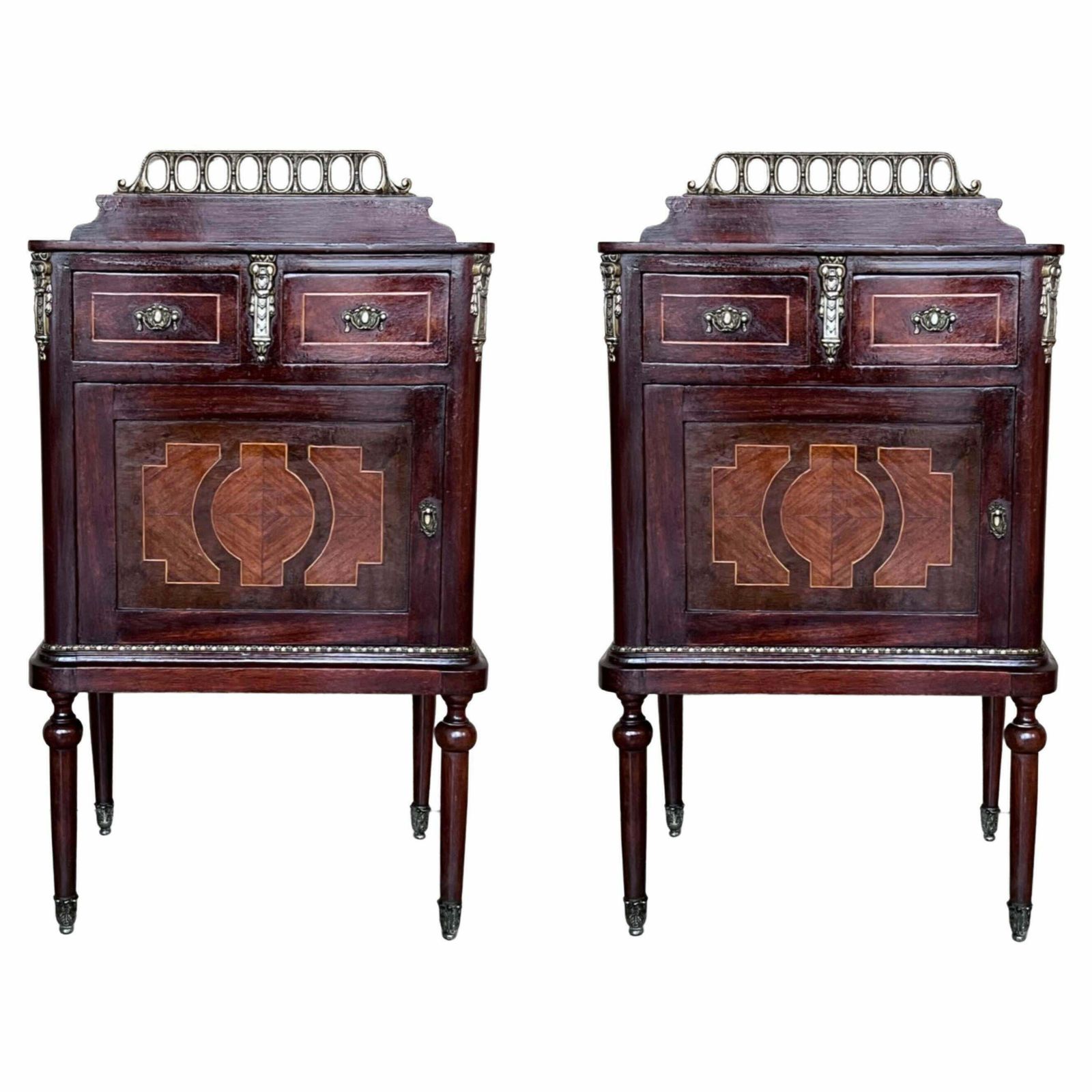 Paire de tables de chevet italiennes en marqueterie, crête en bronze, tiroirs et portes