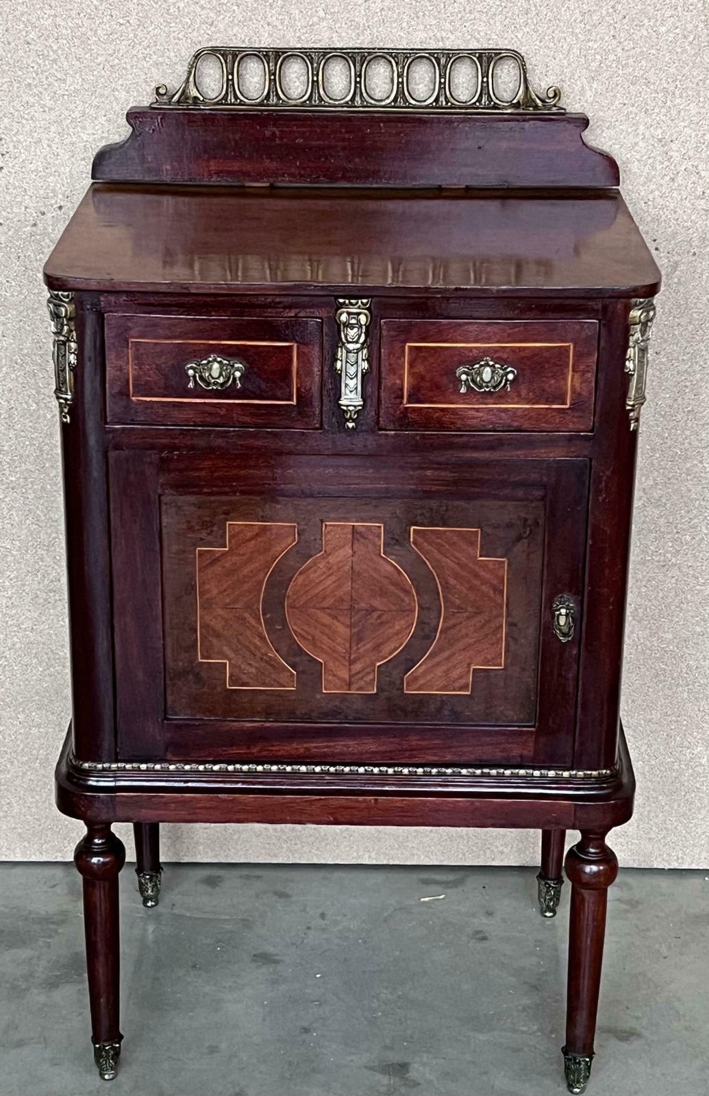Paire de tables de chevet italiennes en marqueterie, crête en bronze, tiroirs et portes photo furniture