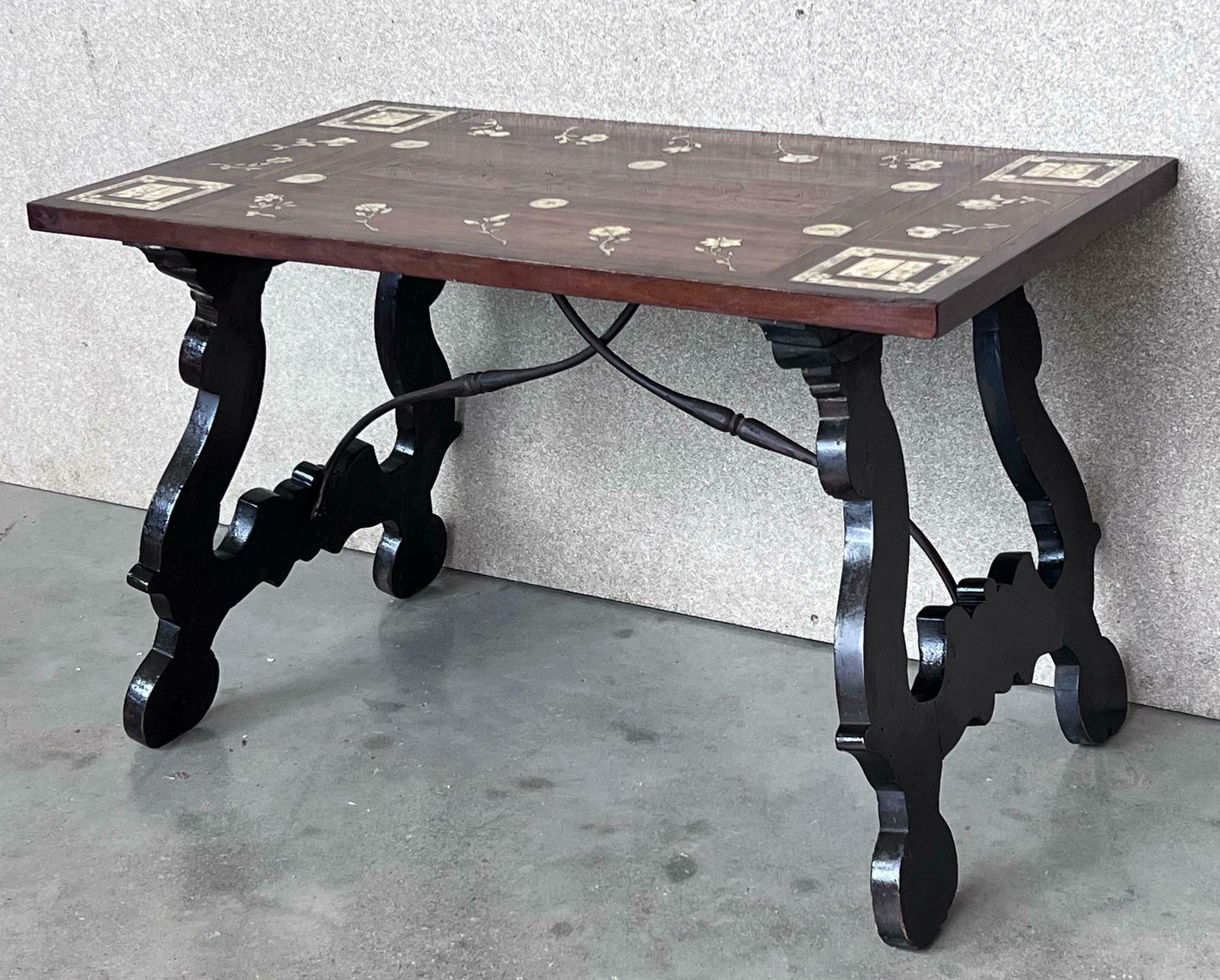Table d'appoint baroque espagnole XIXe siècle, plateau en marqueterie et entretoise en fer photo 2576.0