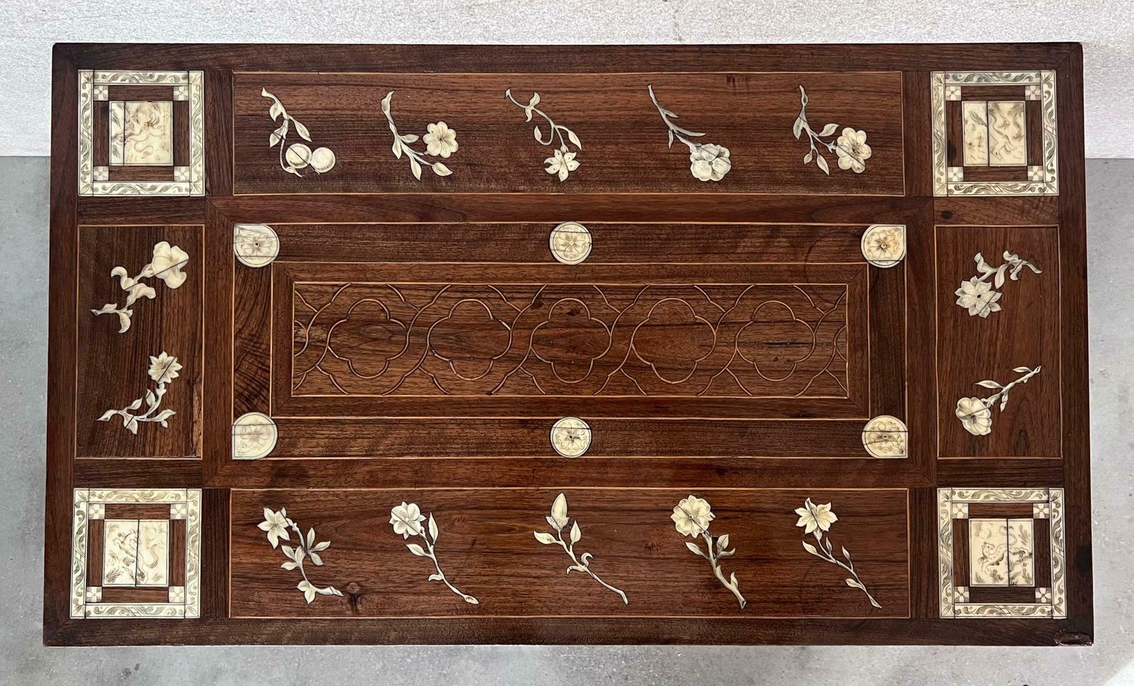 Table d'appoint baroque espagnole XIXe siècle, plateau en marqueterie et entretoise en fer photo vintage